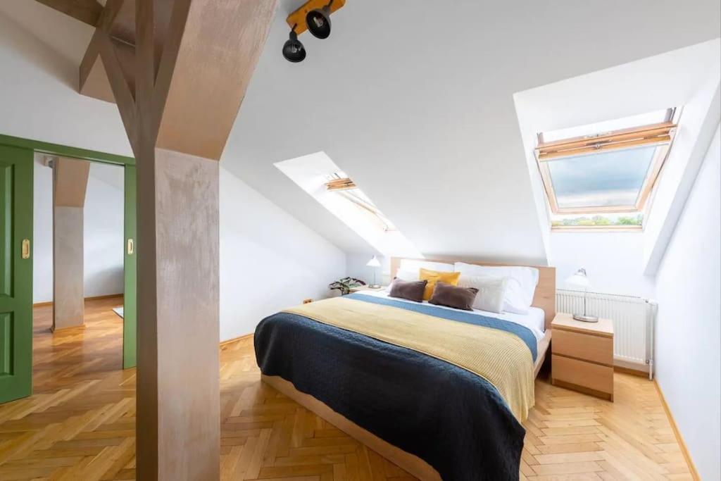 Huge 5-bedrooms Near Castle Lägenhet *