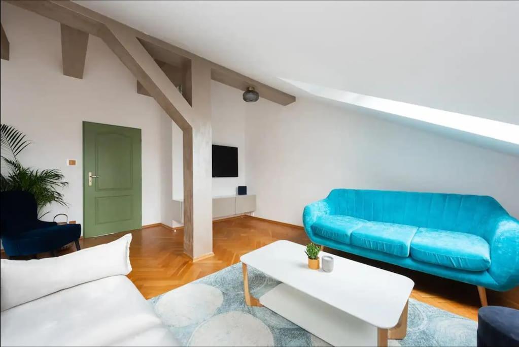 Huge 5-bedrooms Near Castle * Prag