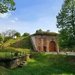 Huge 5-Bedrooms Apartment Near Prague Castle