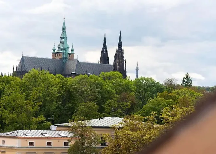 Huge 5-Bedrooms Apartment Near Prague Castle