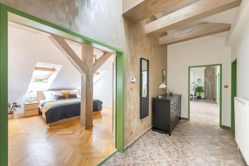 Apartment Huge 5-bedrooms Near Castle Prag