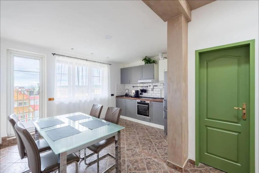 Huge 5-bedrooms Near Castle Apartment Prag