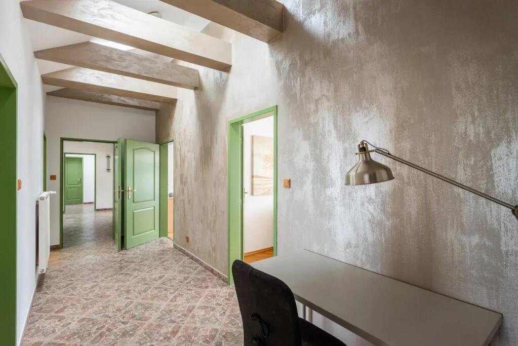 Huge 5-bedrooms Near Castle Prag