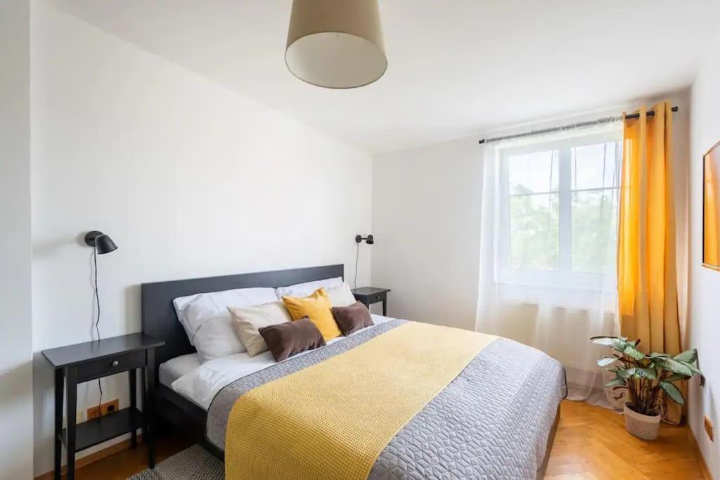 Apartment Huge 5-bedrooms Near Castle Prag